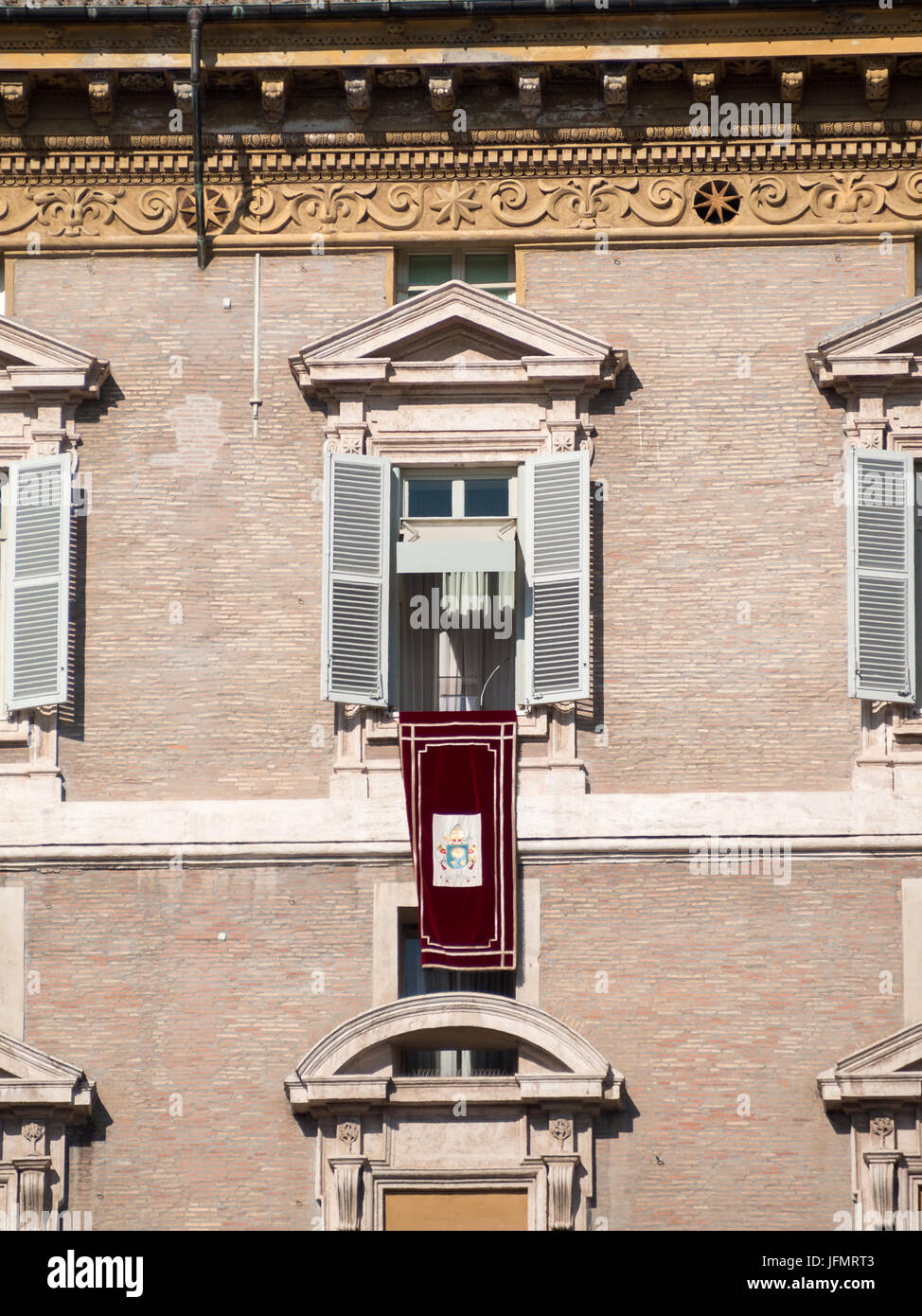 Au cours de la fenêtre du Vatican bénédiction dimanche avant l'apparition du Pape Banque D'Images
