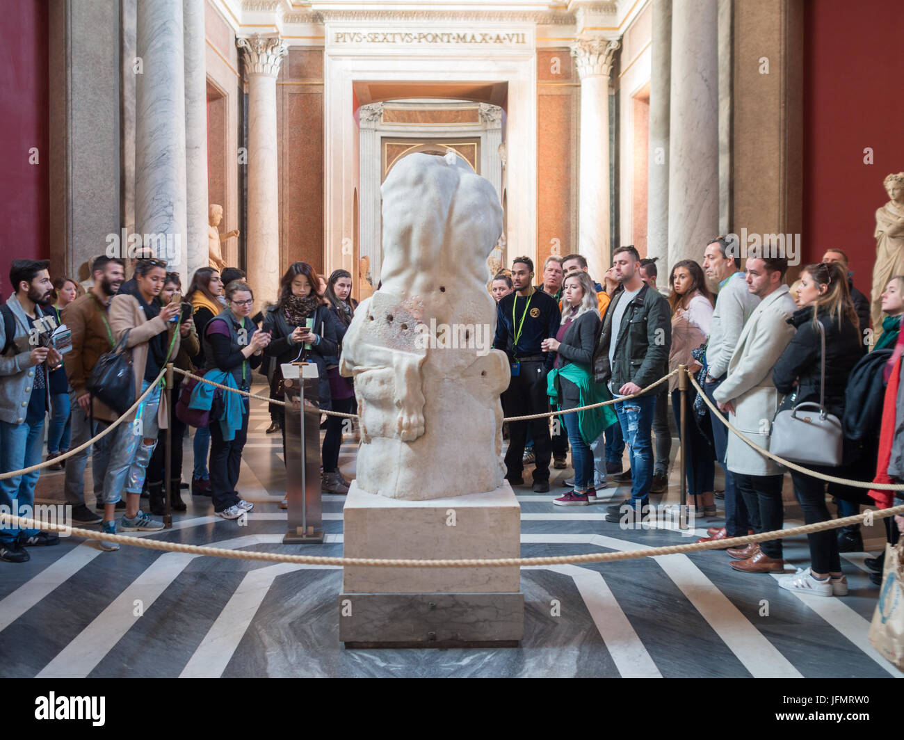 Musée du Vatican les visiteurs d'admirer une statue Banque D'Images