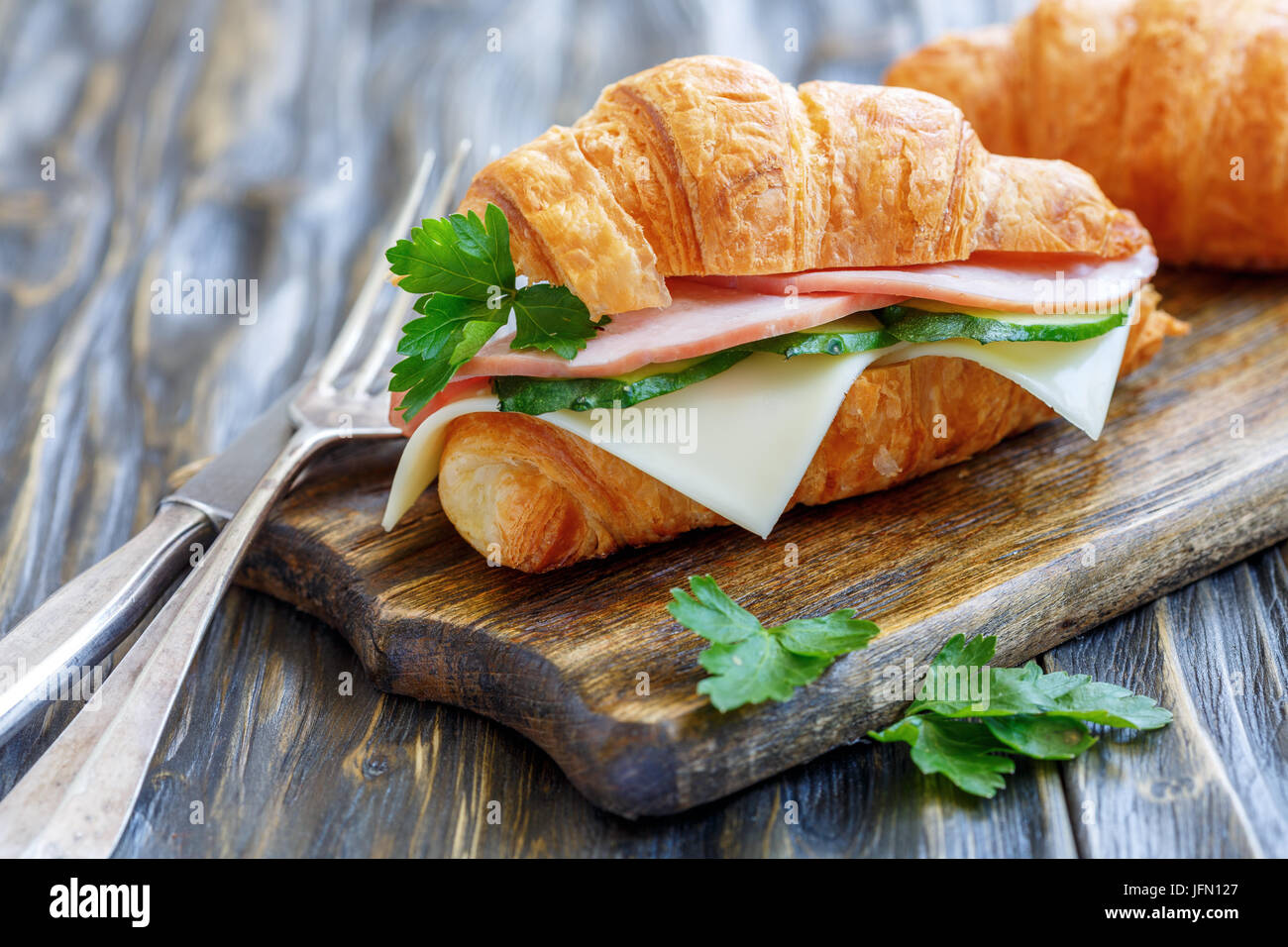 Croissant au jambon, fromage et le persil. Banque D'Images