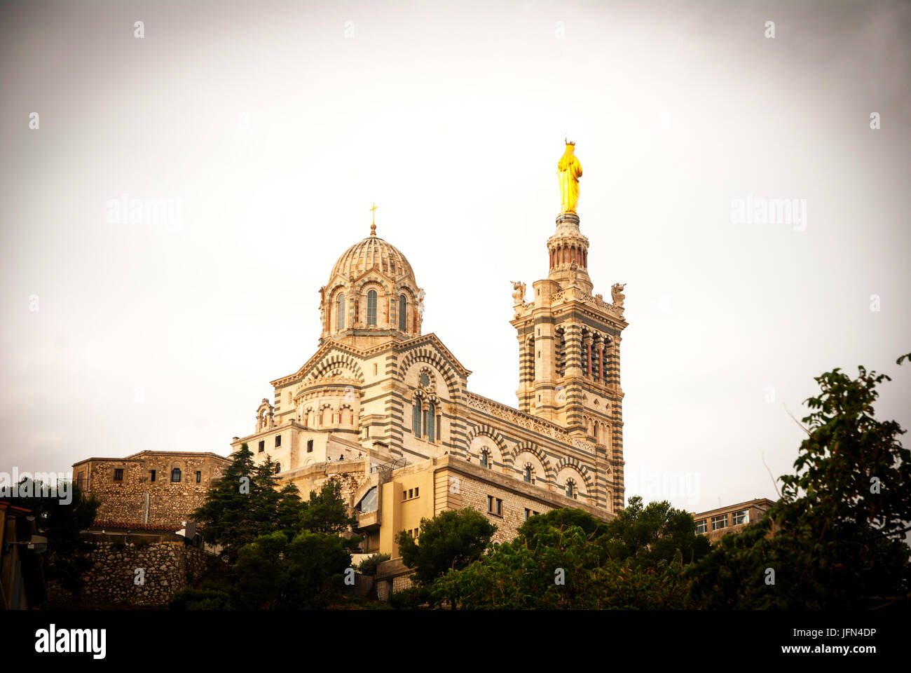Notre Dame de la Garde, la cathédrale Notre Dame de la Garde côtière canadienne en style néo-byzantin, Marseille, France Banque D'Images