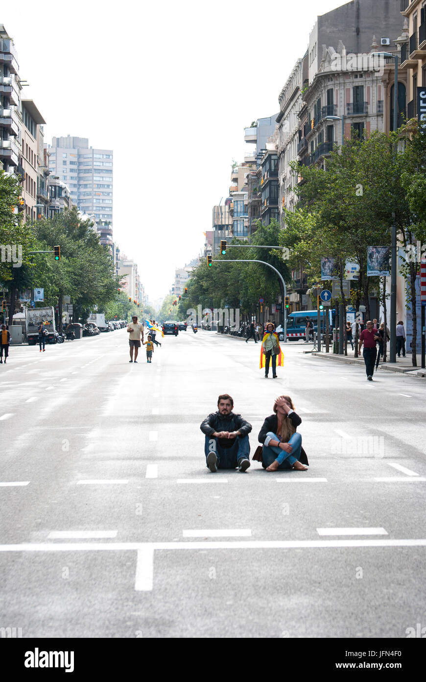 Barcelone, Espagne - 11 SEPTEMBRE : les personnes observant la chaîne humaine 'Catalan' façon tous les passages à niveau, la Catalogne Catalogne indépendante pour démonstration silencieuse Banque D'Images