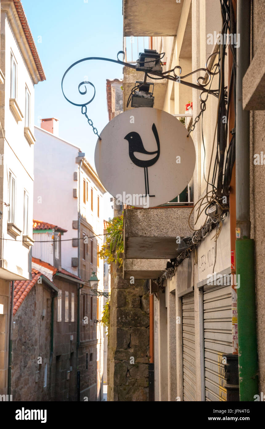 PONTEVEDRA, ESPAGNE - 8 avril : la signalisation dans les vieilles rues de Pontevedra, Galice, Espagne, prises le 8 avril 2013 Banque D'Images