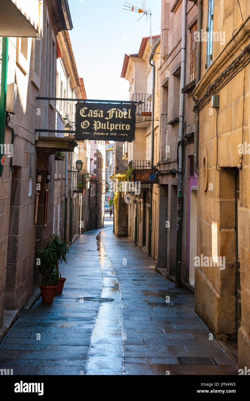 PONTEVEDRA, ESPAGNE - 8 avril : la signalisation dans les vieilles rues de Pontevedra, Galice, Espagne, prises le 8 avril 2013 Banque D'Images