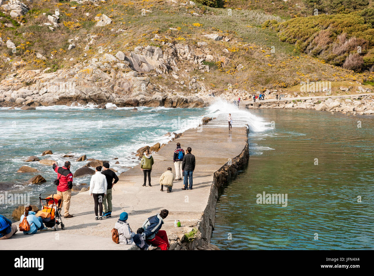 VIGO, ESPAGNE - 7 avril : personnes en attente de traverser le chemin sur la mer sans se mouiller par l'onde. Prises au parc naturel des îles Cies, Galice, Espagne Banque D'Images