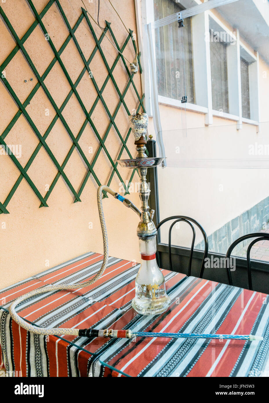 / Shisha hooka / nargile pipe sur une table Banque D'Images