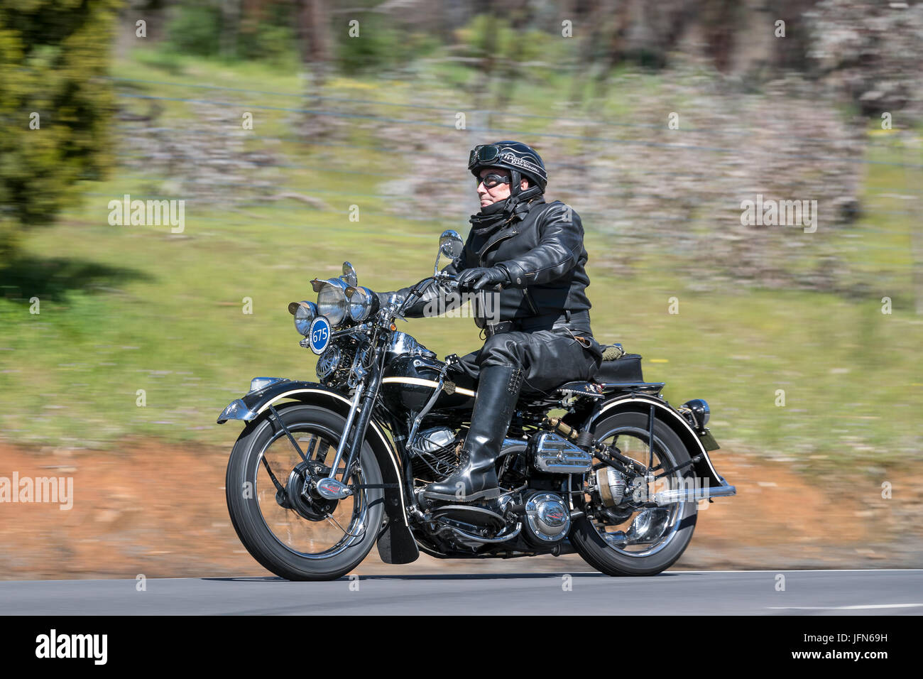 Vintage 1942 Harley Davidson WLA motocyclette sur des routes de campagne près de la ville de Birdwood, Australie du Sud. Banque D'Images