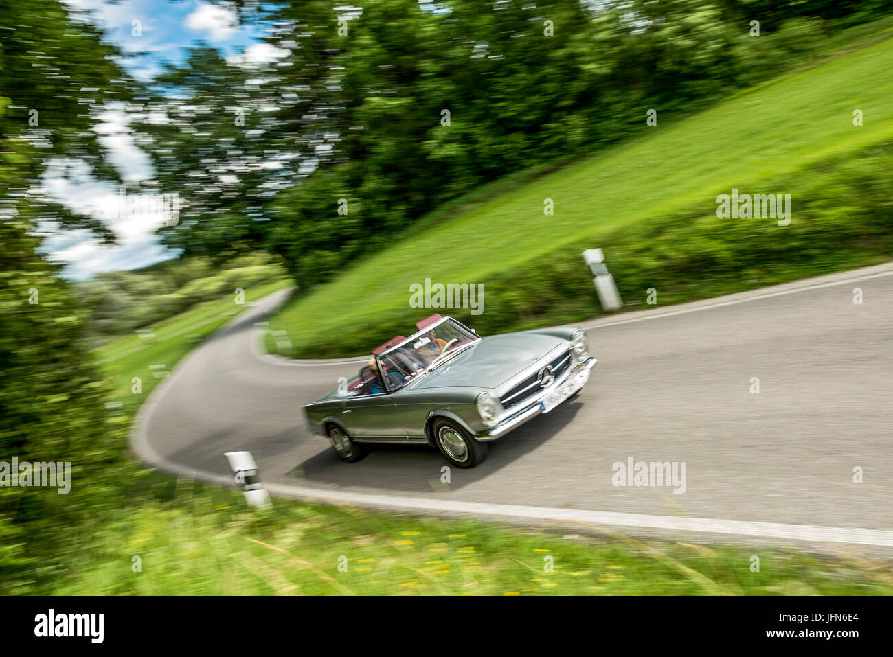 Mercedes SL Roadster - Classic Car sur la route Banque D'Images