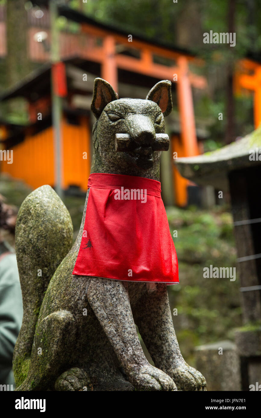 Une statue de renard au Sanctuaire Fushimi Inari à Kyoto, Japon Banque D'Images