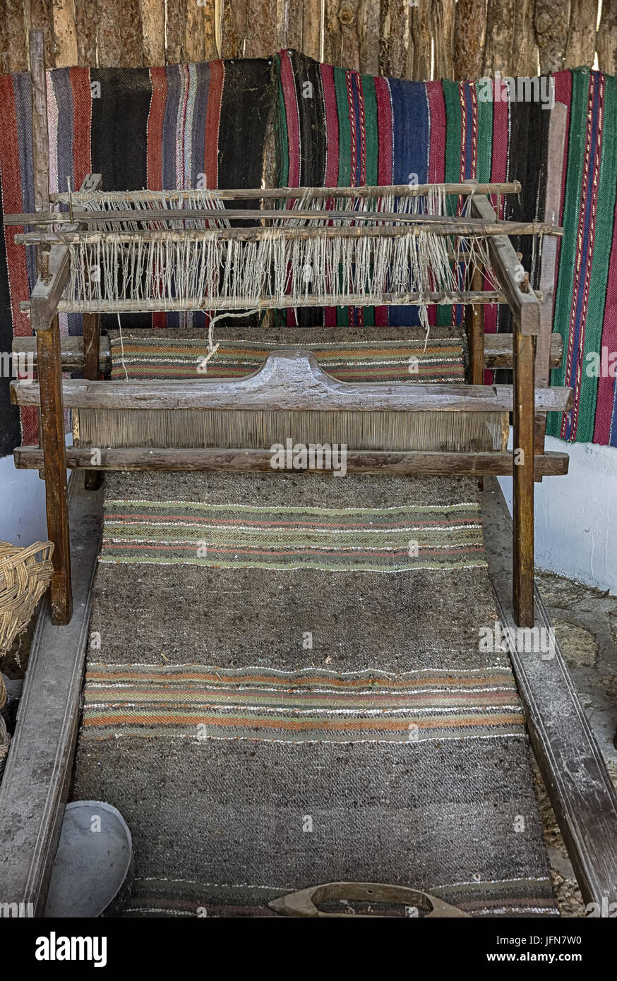 Un métier à tisser traditionnel bulgare vintage avec Rug Banque D'Images