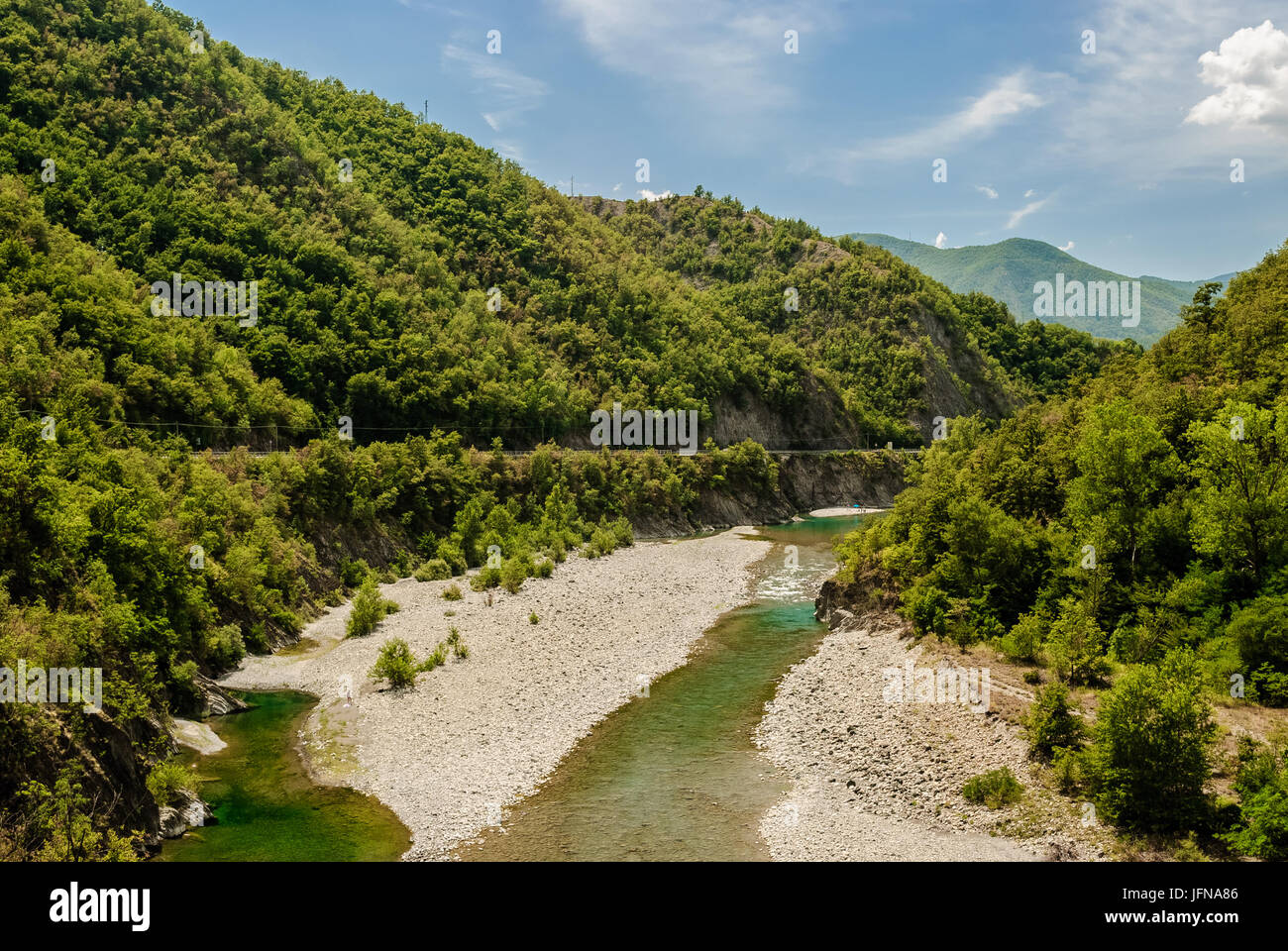 La rivière Trebbia et les collines environnantes au cours de l'été Banque D'Images