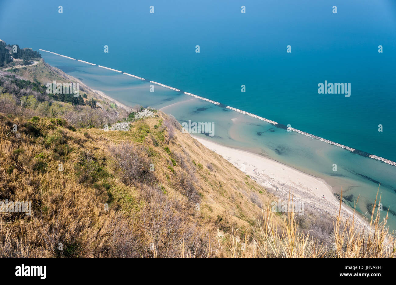 Littoral le long du mont San Bartolo, près de Pesaro Banque D'Images