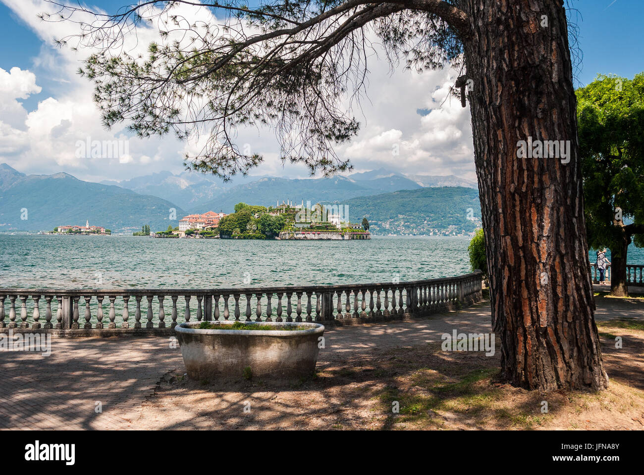 Vue de l'Isola Bella dans le Lac Majeur en Italie à partir d'une promenade le long de la côte Banque D'Images