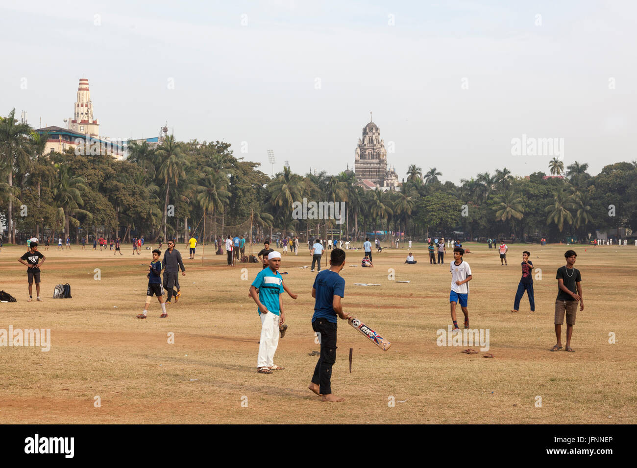 Les hommes jouer au cricket à l'Oval Maidan, Sud de Mumbai, Inde Banque D'Images