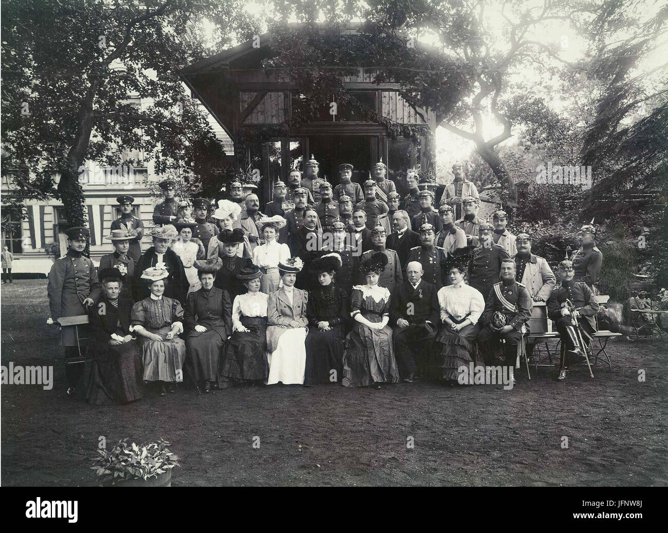 Circa 1900 Theodor Harder & Söhne, celle, Gruppenbild-Fotografie in einem großen Garten mit Soldaten und Damen un Ort unbekannten, wohl en Celle Banque D'Images