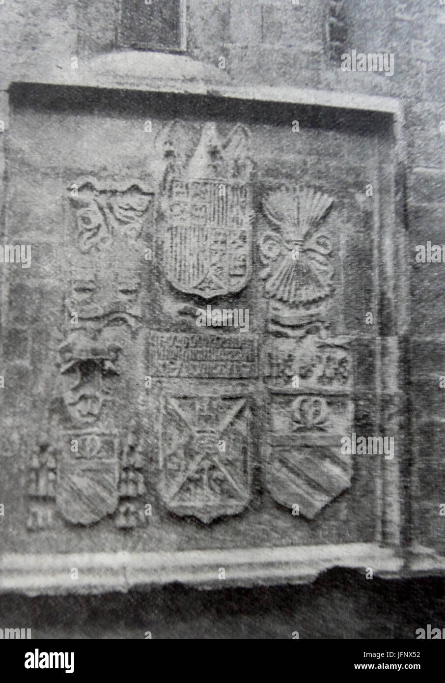 1920. Villena. Iglesia de Santiago. Escudos, calle Ramón y Cajal Banque D'Images