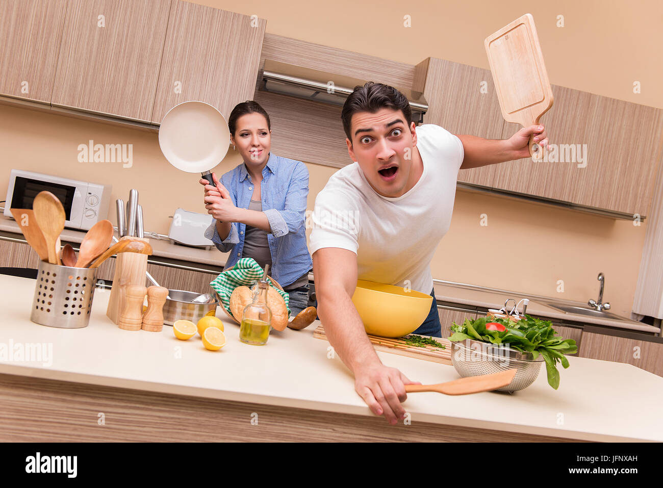 Jeune Famille Faire Drole De Lutte A Cuisine Photo Stock Alamy