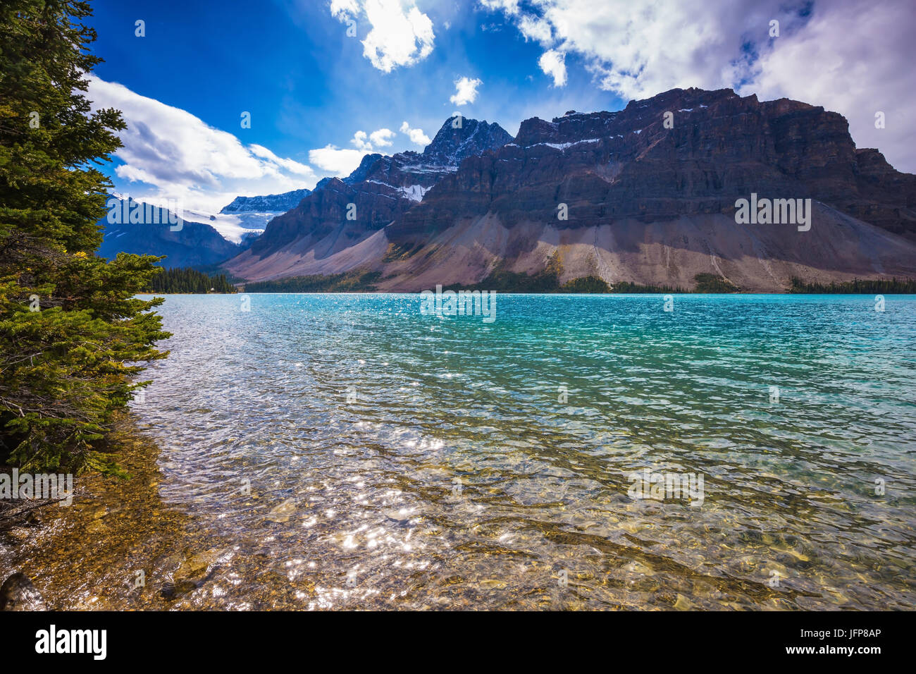 L'incroyable montagne Lac Bow glaciaire Banque D'Images