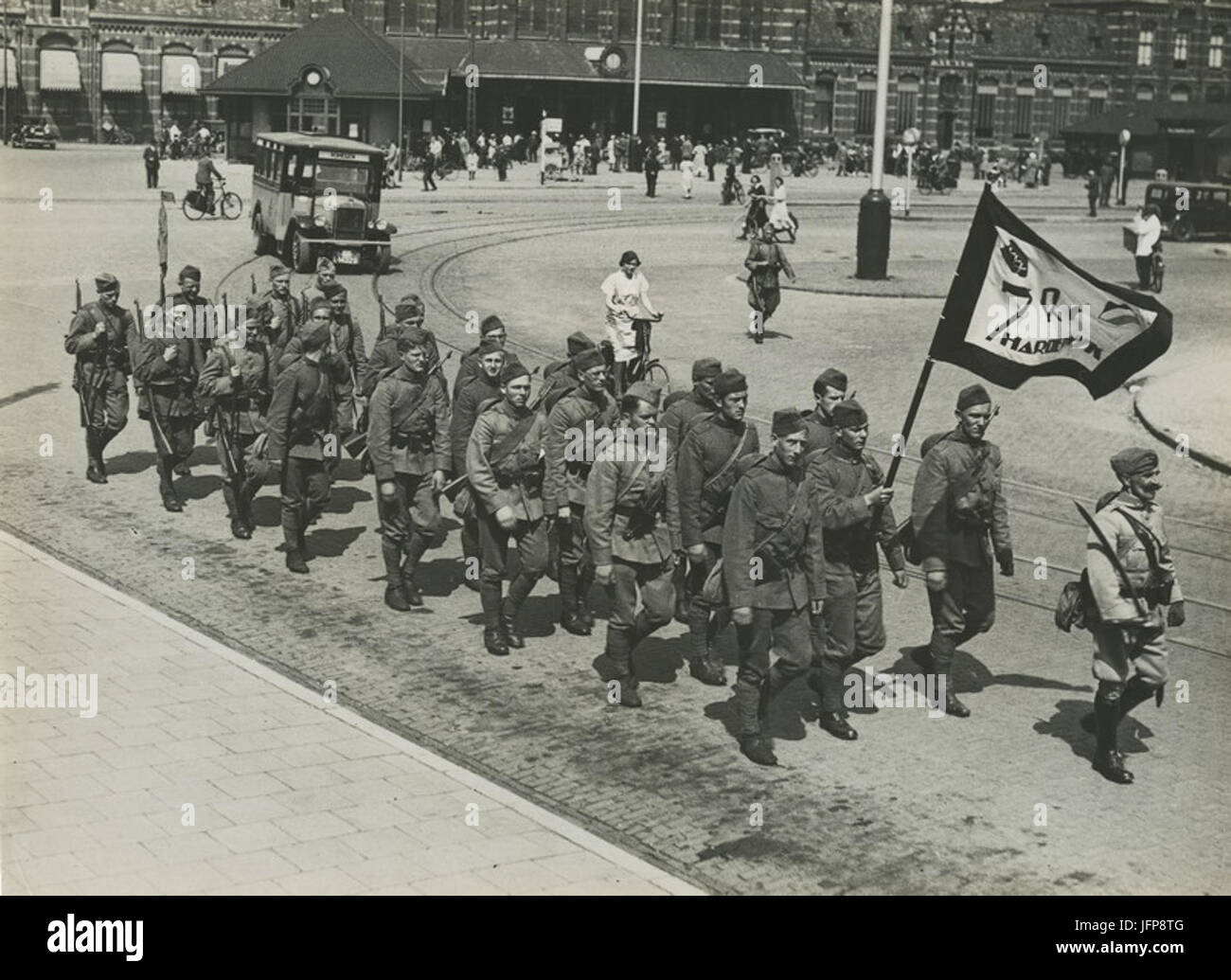 Aankomst van het van détachement 7de regiment Infanterie uit Harderwijk aan het - F40348 - KNBLO Banque D'Images