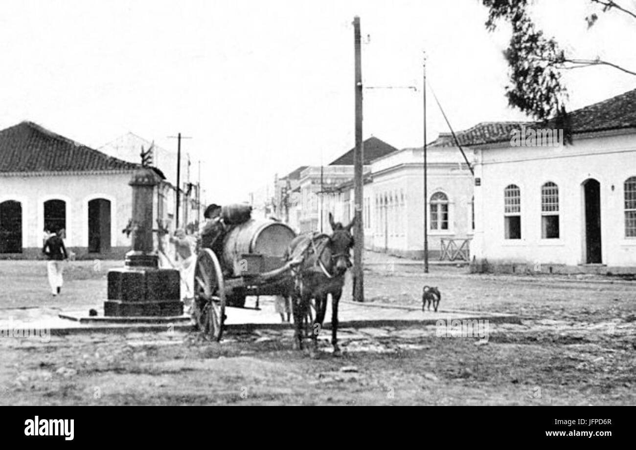 Apanhando Aguadeiro o líquido no chafariz da praça Zacarias em 1905 Banque D'Images