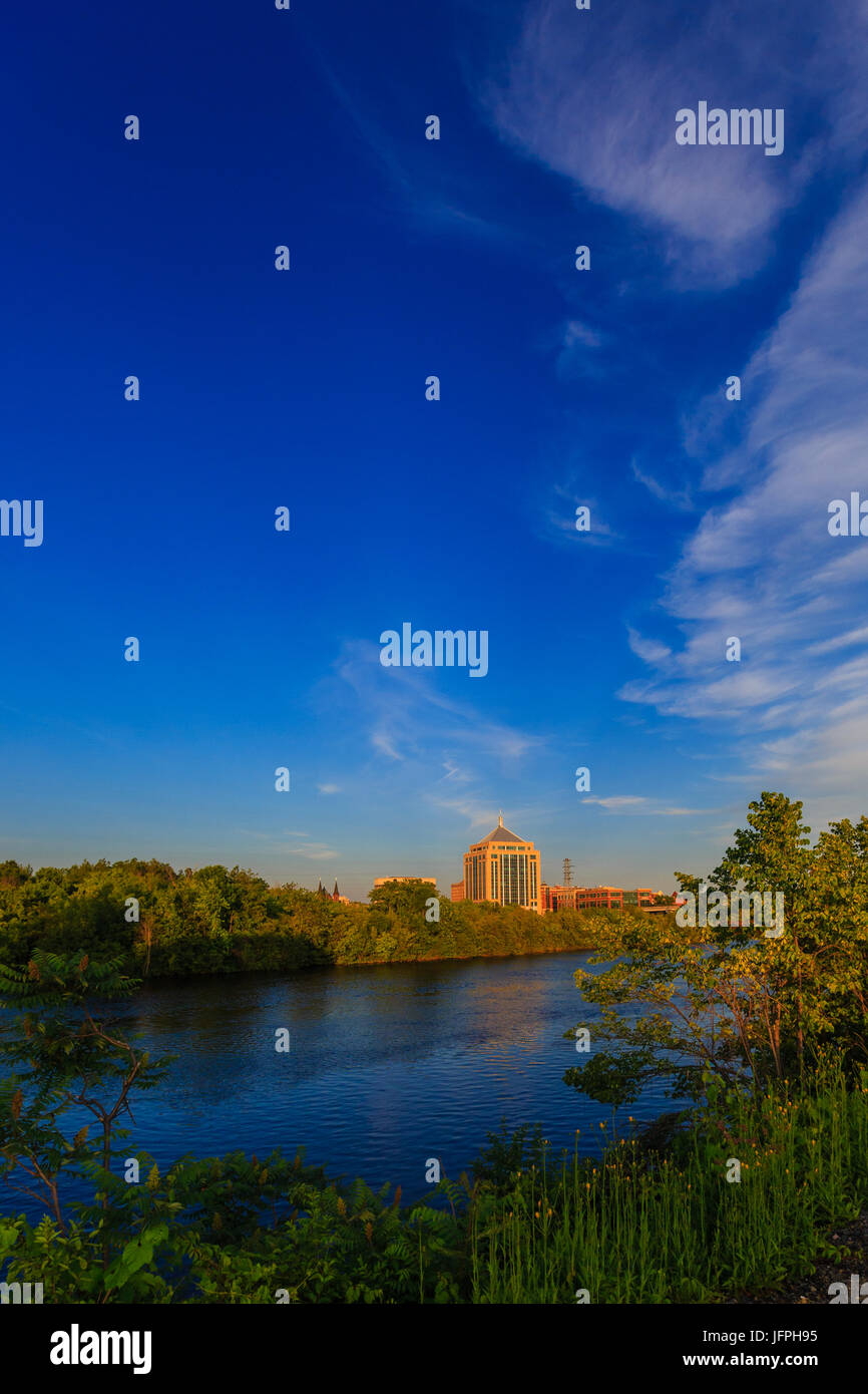 Rivière Wisconsin Wausau avec skyline en arrière-plan Banque D'Images
