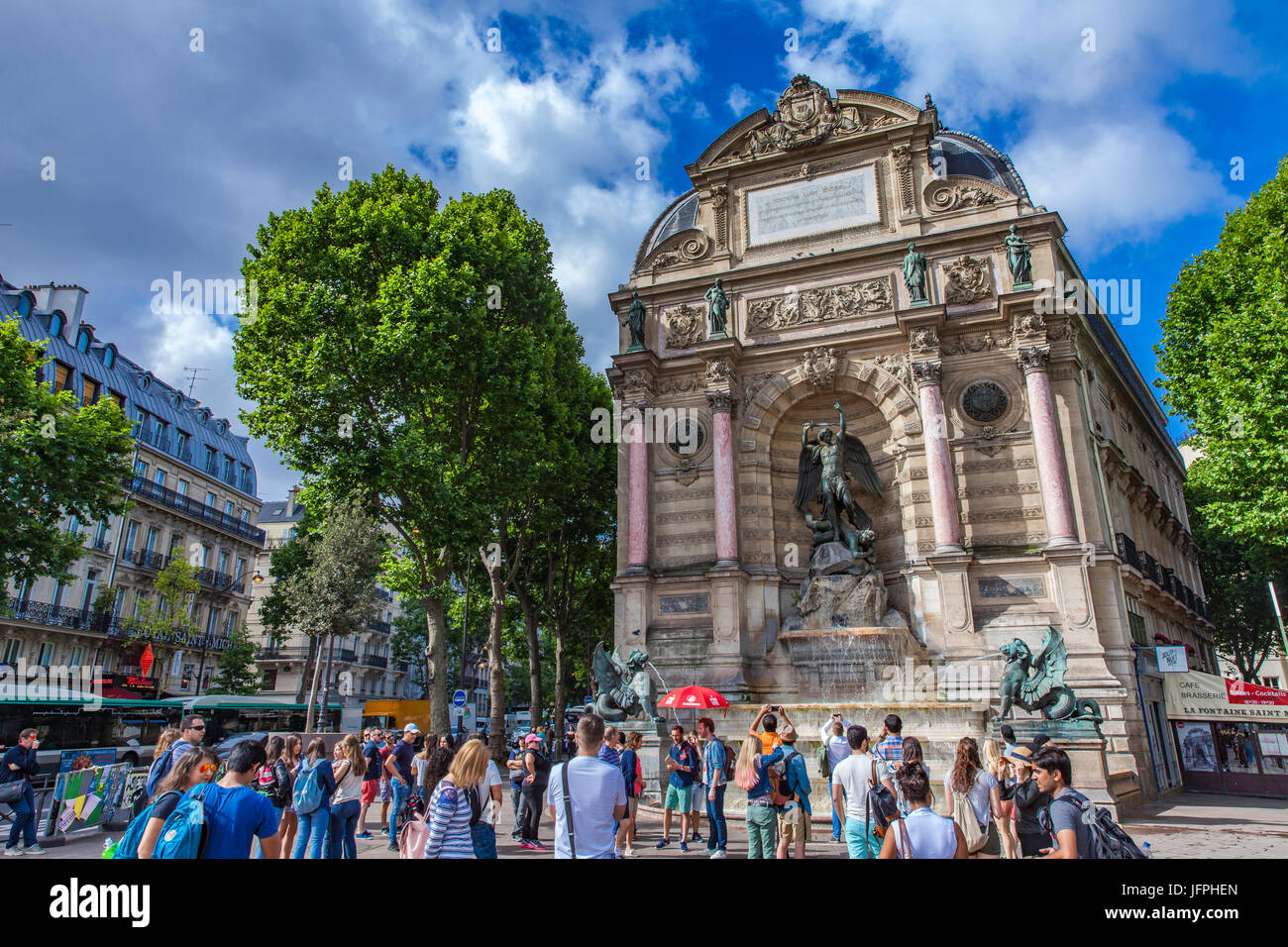PARIS, FRANCE - 16 juin 2017 : personnes non identifiées par Fontaine Saint Michel à Paris, France. Fontaine a été construite en 1858-1860 par l'architecte Gabri Banque D'Images