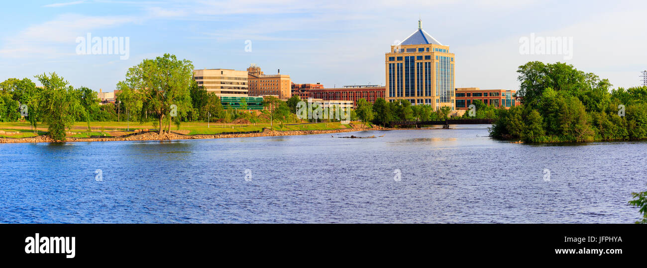 Toits de Wausau, Wisconsin et la rivière Wisconsin en été, pendant la fin de l'après-midi Banque D'Images