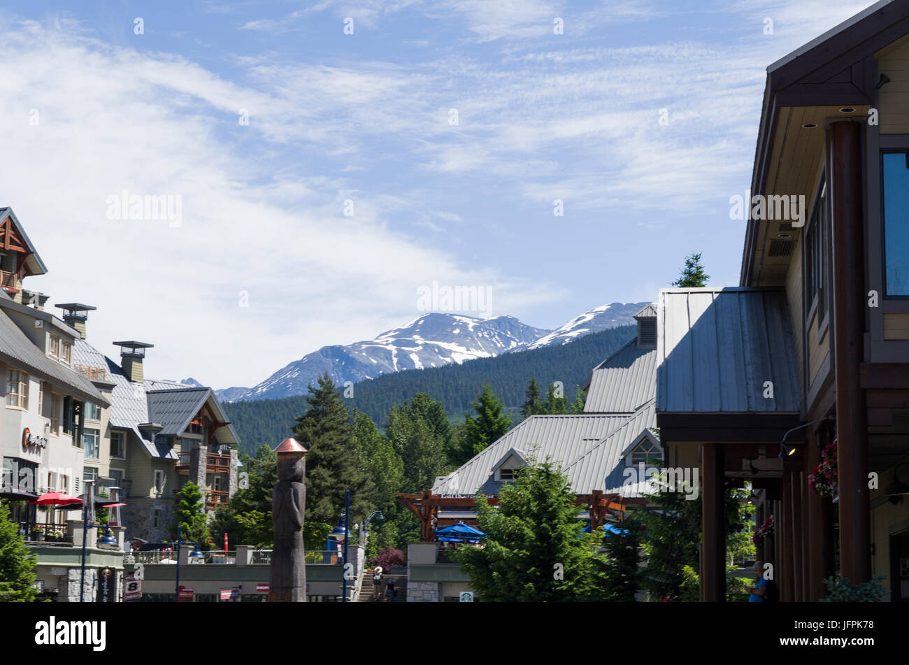 Vue de la neige sur les montagnes de la haute vallée de Whistler Village Banque D'Images