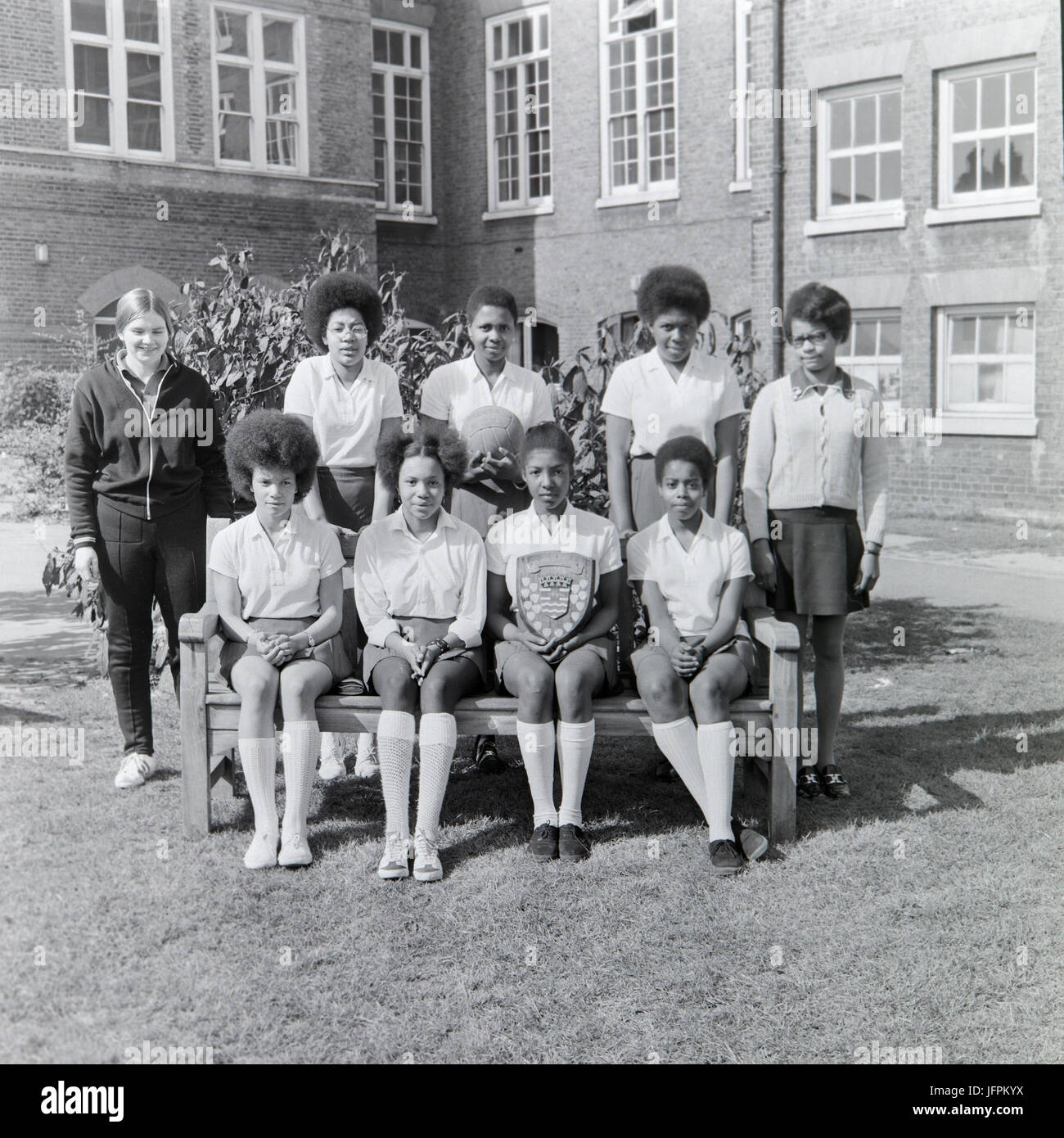 Une équipe de netball Netball senior dans la ligue de Londres au cours des années 1970. Équipe est composée principalement de noir, afro-caribéenne les filles. Banque D'Images
