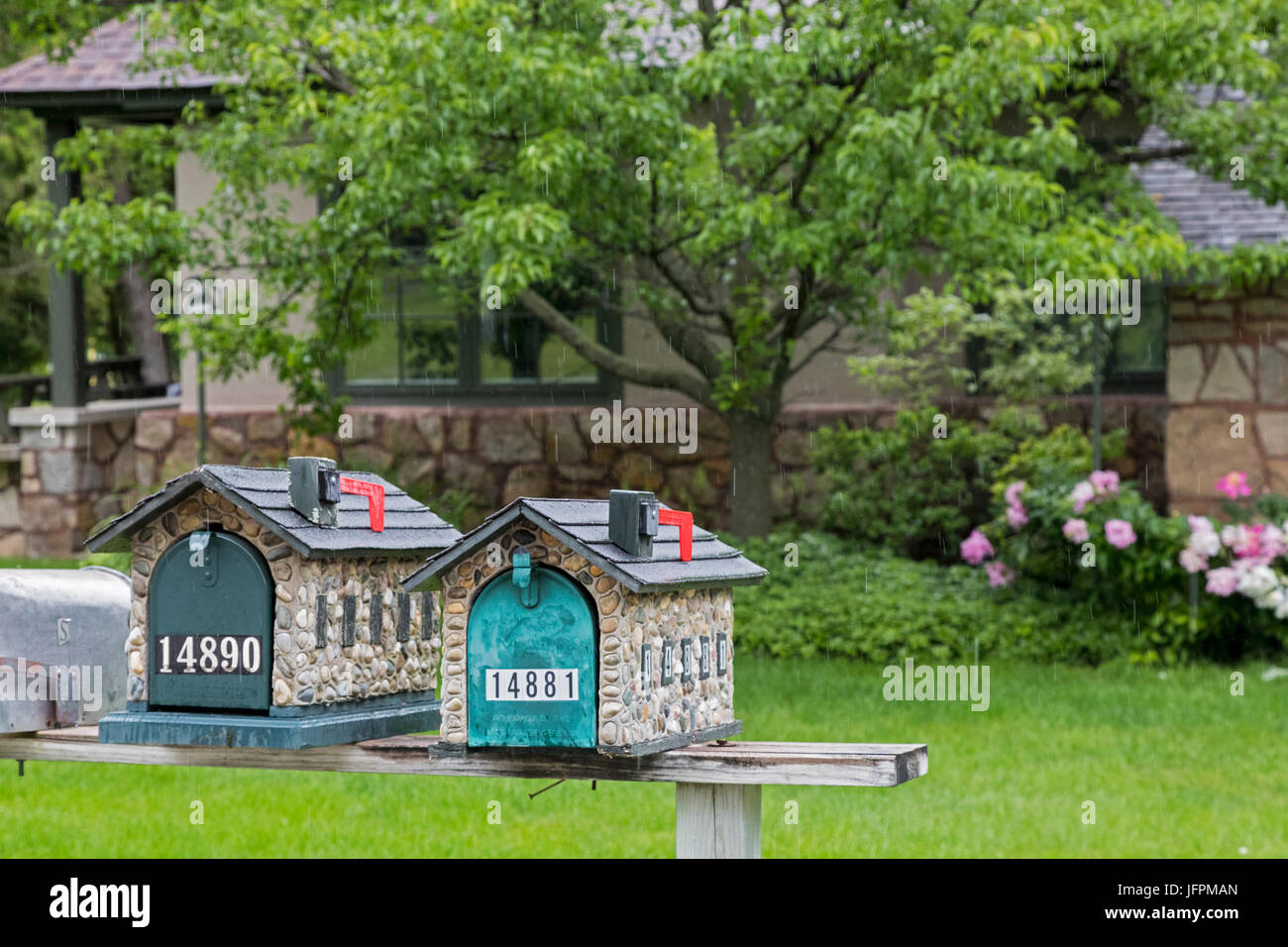Charlevoix, Michigan - Boîtes aux lettres près de certains des deux douzaines de maisons "champignon" conçu par Earl Young, qui disposent de lignes ondulantes et utilisation intensive Banque D'Images