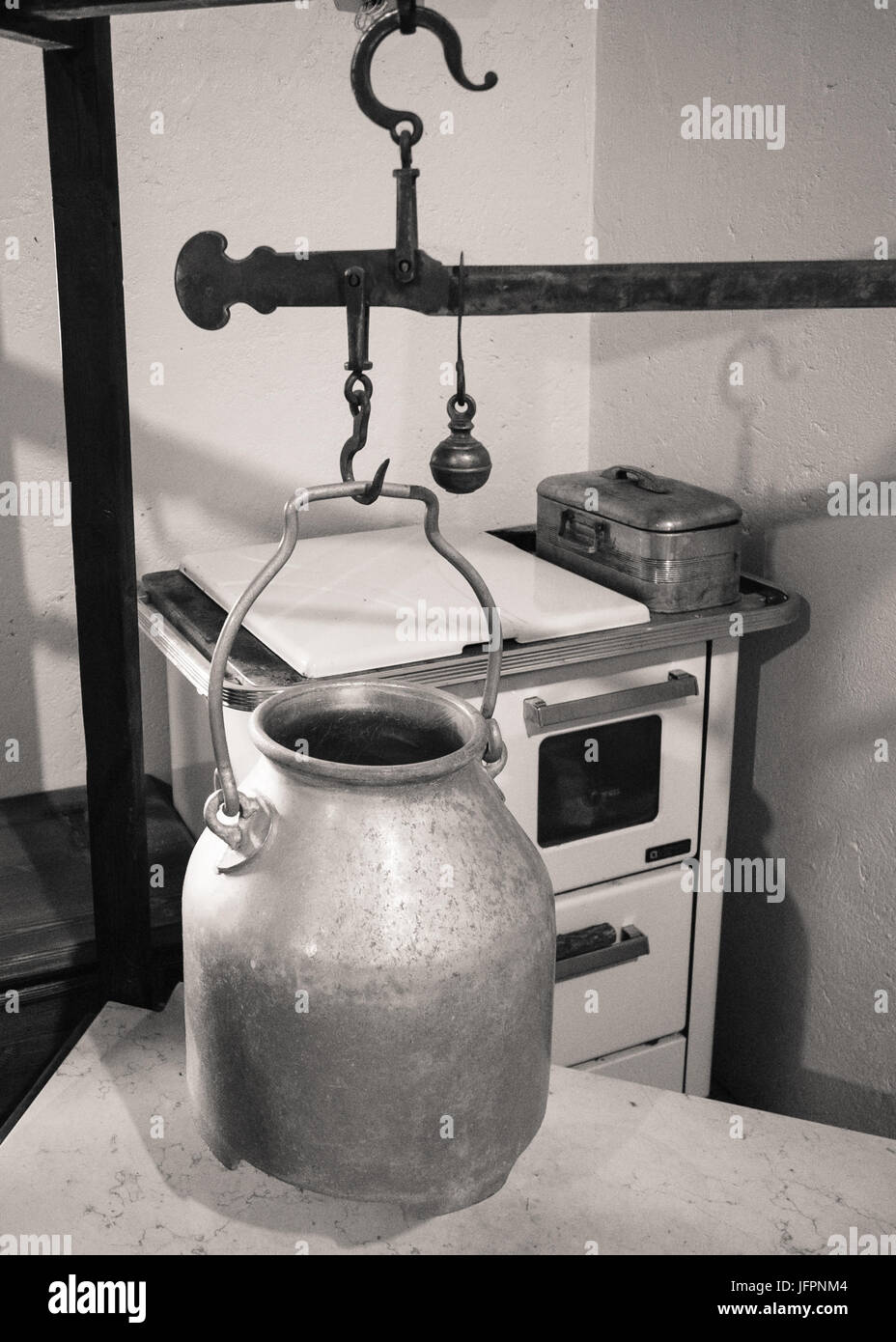 Récipient à lait est pesé dans une vieille cabane qui produit du fromage. Banque D'Images