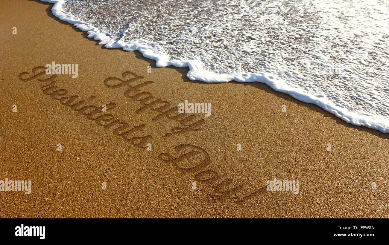 Présidents heureux jour écrit en plage avec du sable et de la mer Banque D'Images