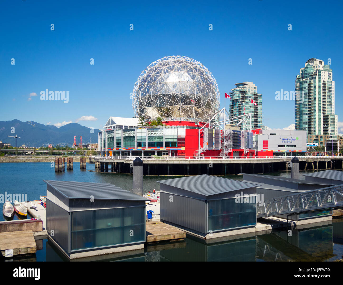 Au monde des sciences Telus World of Science (arrière-plan) et la zone Dragon Paddling Club (premier plan) sur False Creek à Vancouver, BC, Canada. Banque D'Images