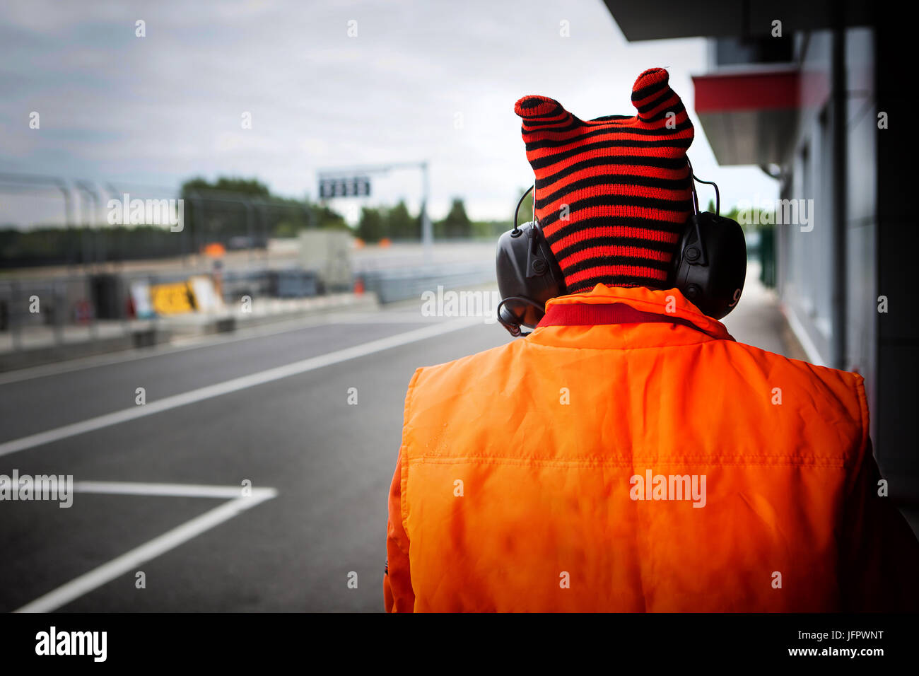Motorsport track racing orange marshall bib close up avec dehors Banque D'Images