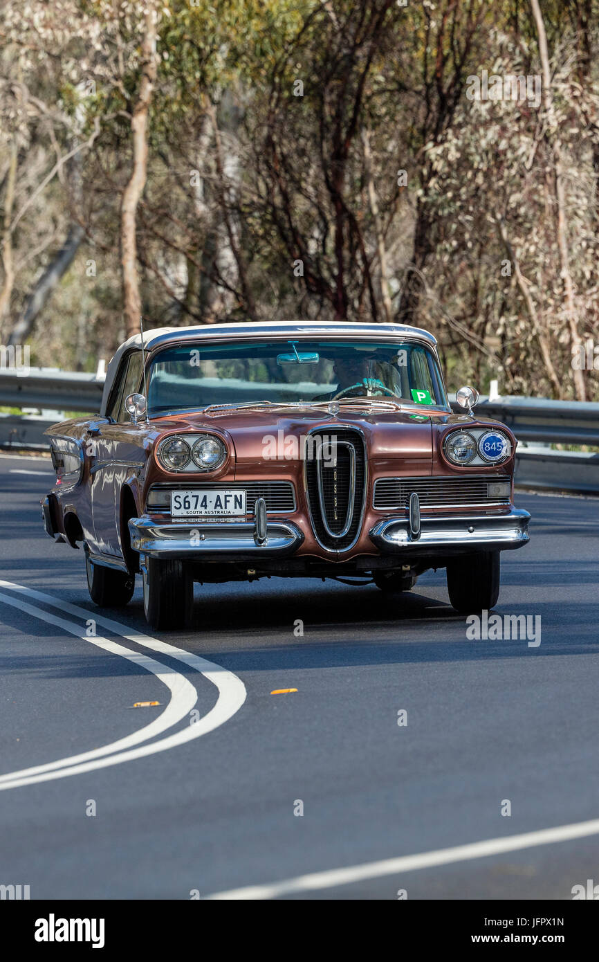 Vintage 1958 Convertible Edsel Citation La Conduite Sur Des Routes De Campagne Pres De La Ville De Birdwood Australie Du Sud Photo Stock Alamy Vintage 1958 Convertible Edsel Citation La Conduite Sur Des Routes De Campagne Pres De La Ville De Birdwood Australie Du Sud Photo Stock Alamy