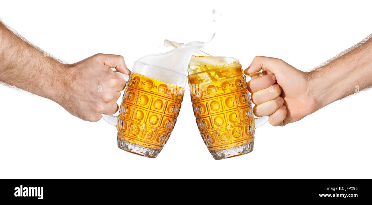 Deux chopes de bière toasting créer splash isolé sur fond blanc. Paire de male hands holding verres à faire des toasts. De la bière Banque D'Images