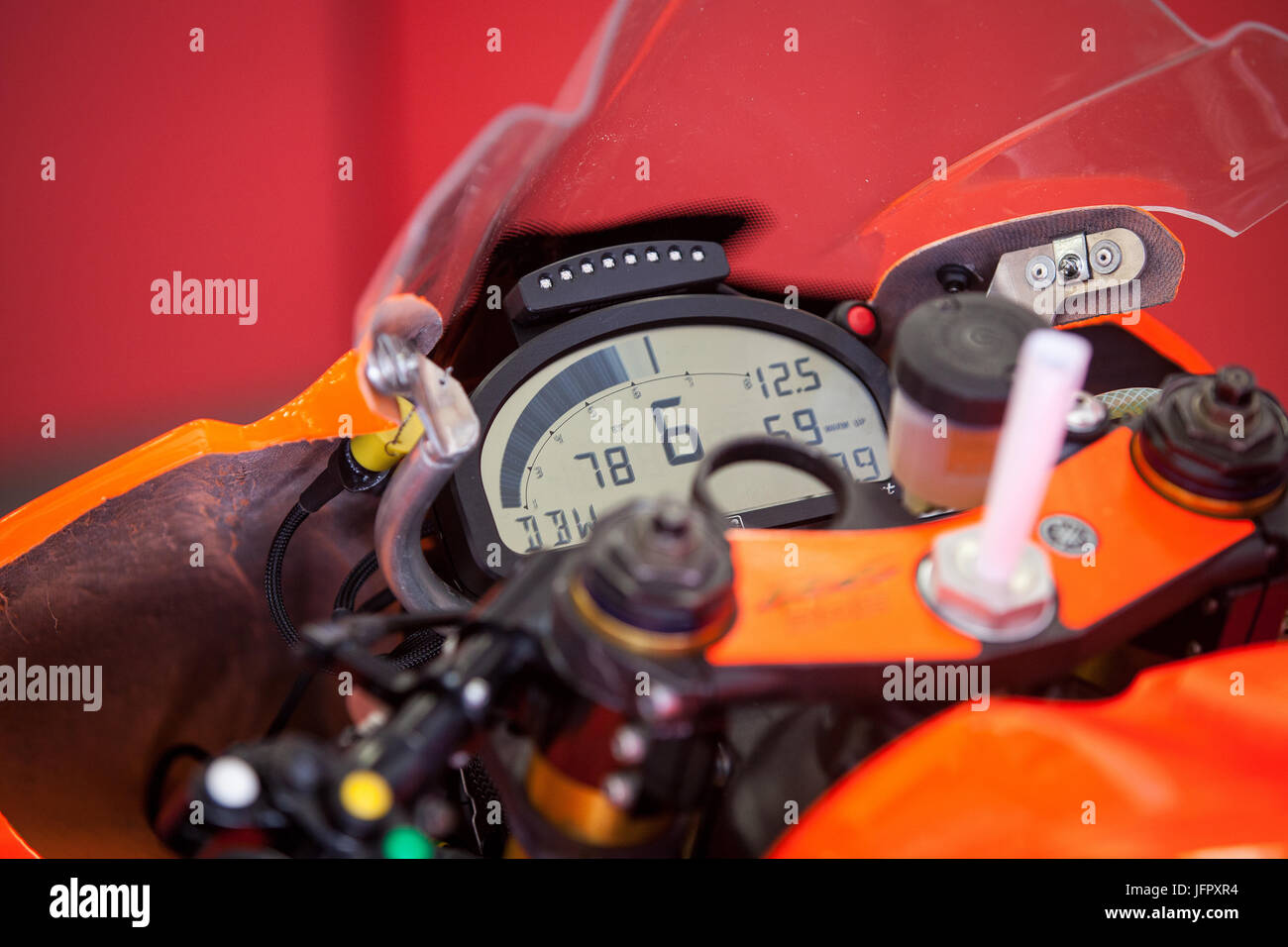 La planche de bord avec le compteur de vitesse sur le tableau de bord de la moto libre Banque D'Images