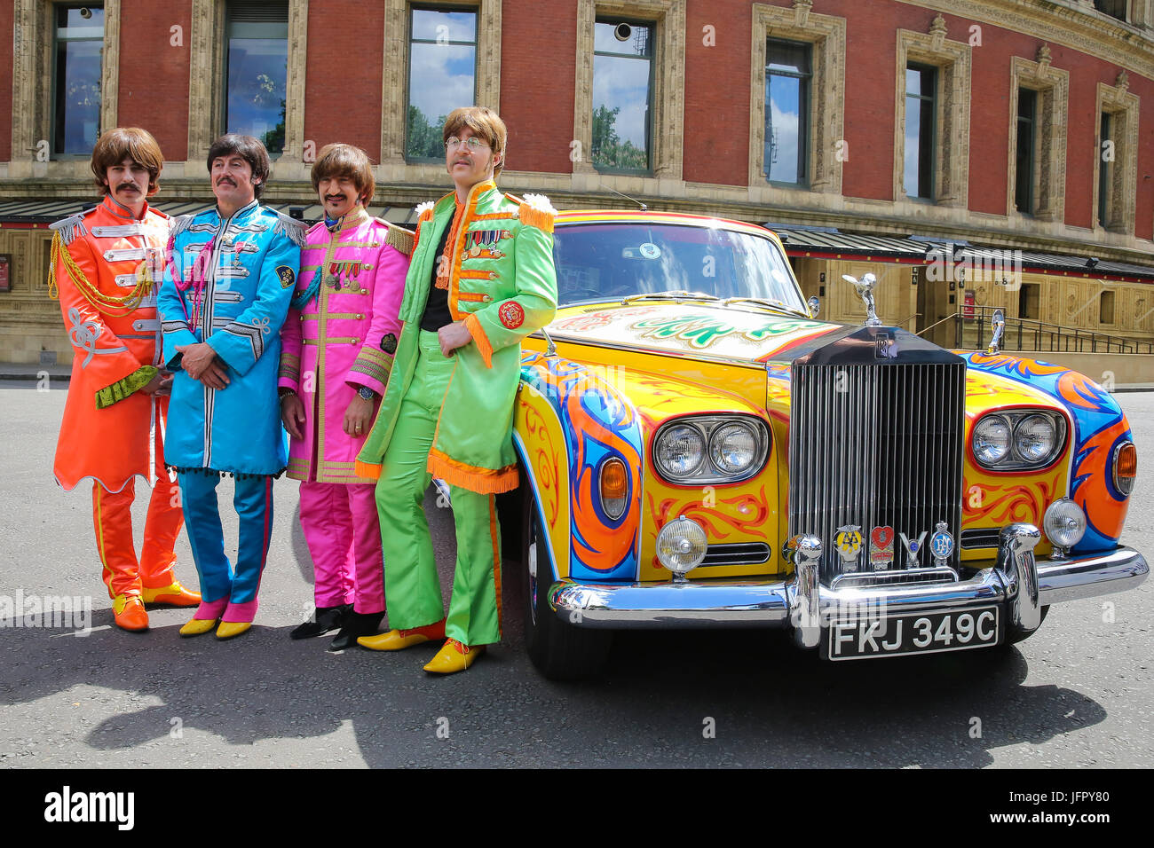 The Bootleg Beatles assister à un photocall avec le regretté John Lennon's psychedelic Rolls-Royce Phantom voiture. Le photocall marque le 50e anniversaire de l'album emblématique des Beatles Sgt Pepper's Lonely Hearts Club Band le 1er juin 1967. L'hommage band sont également l'occasion de marquage en procédant aux côtés de l'Orchestre Philharmonique de Liverpool au show sold-out au Royal Albert Hall de Londres. Avec : The Bootleg Beatles Où : London, Royaume-Uni Quand : 01 Juin 2017 : Crédit/WENN.com Dinendra Haria Banque D'Images