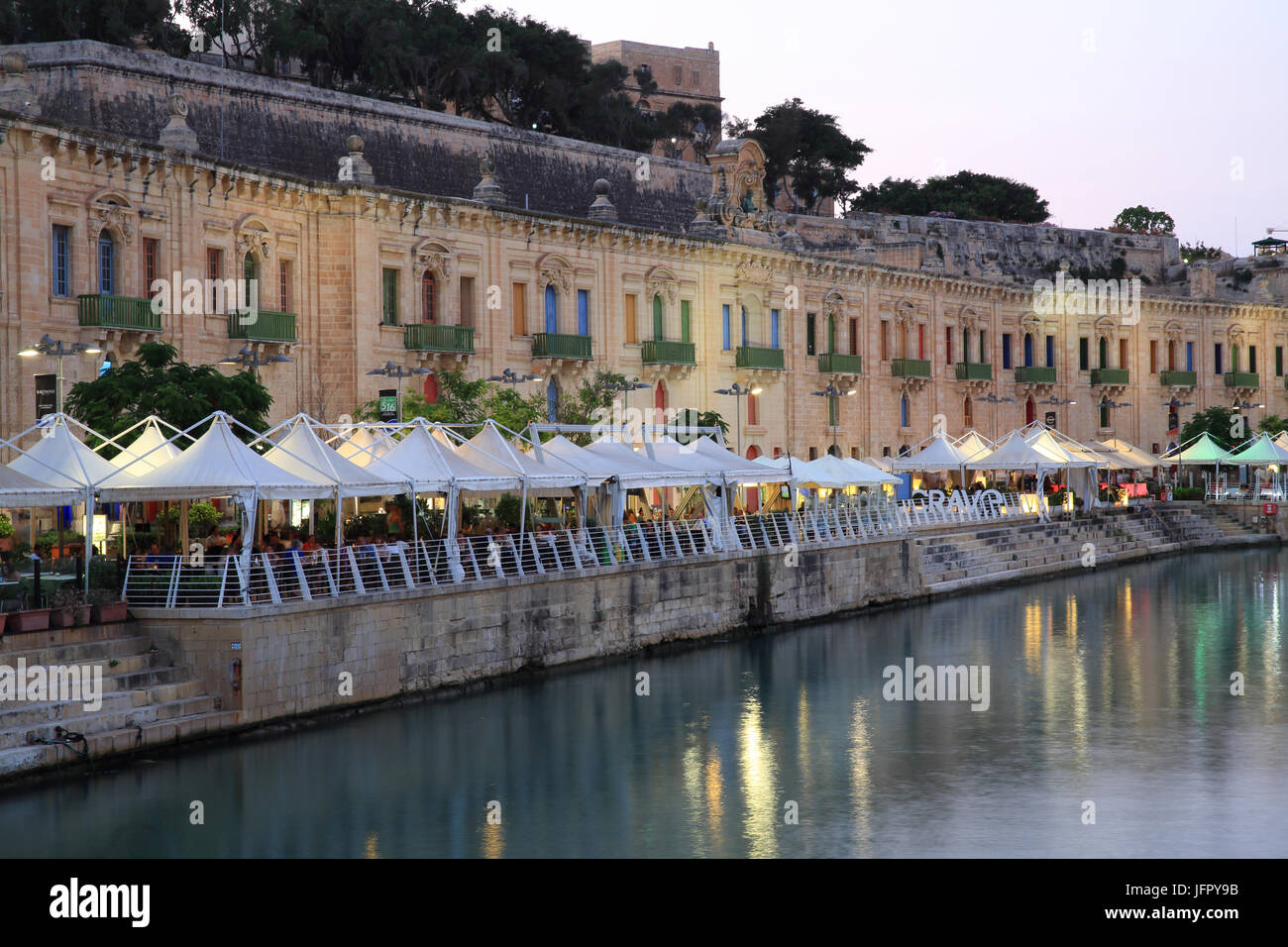 Le 19ème siècle les entrepôts, sur Pinto Wharf, sur Valletta Waterfront, régénéré, prêt pour le statut de ville européenne de la Culture en 2018, à Malte Banque D'Images