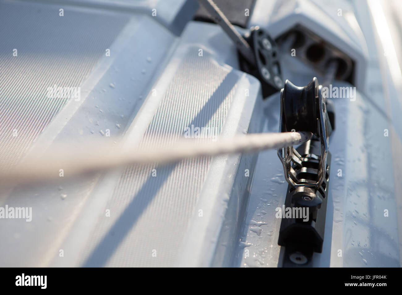 Rouleau à l'aide d'une corde raide sur le bateau Banque D'Images