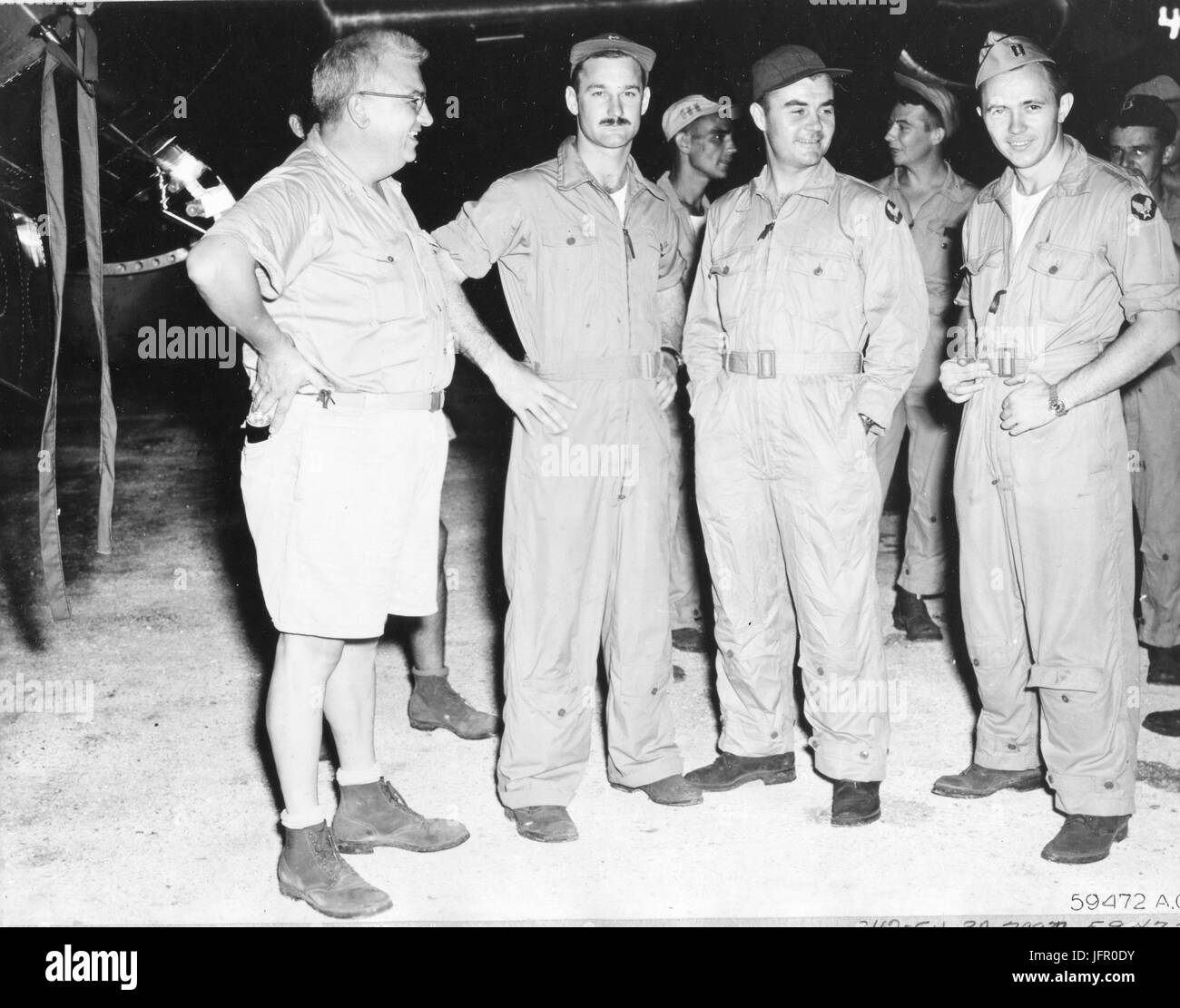 Col d'Hazen J. Payette, Groupe d'officier du renseignement, d'information (l-r) Major Thomas Ferebee, Col Paul Tibbets W. et le Capt Theodore J. Van Kirk avant la bombe atomique de Hiroshima, Tinian mission, 6 août 1945 Banque D'Images