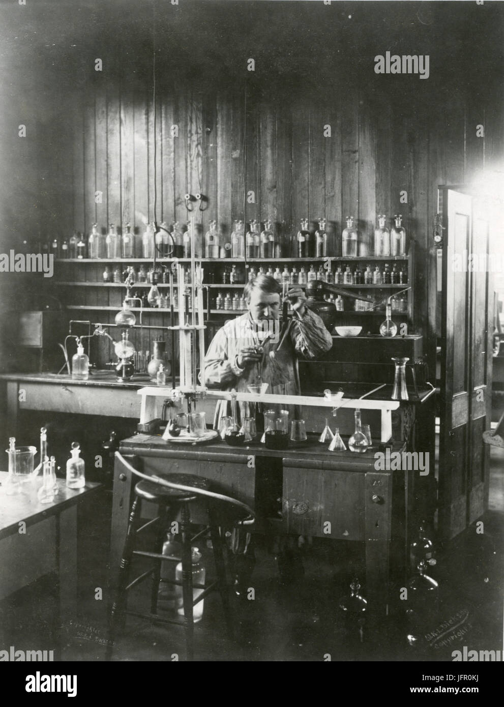 Thomas Alva Edison au travail dans son laboratoire de chimie, West Orange dans le New Jersey Banque D'Images