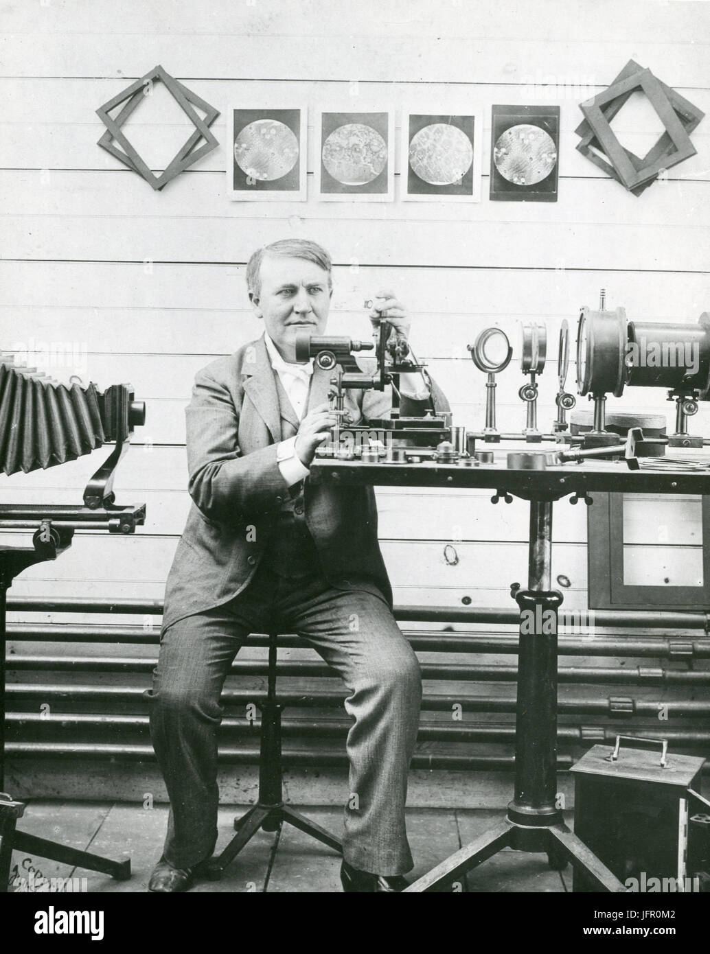 Thomas Alva Edison est illustré dans son laboratoire, l'expérimentation de la micrographie, New Jersey. Banque D'Images