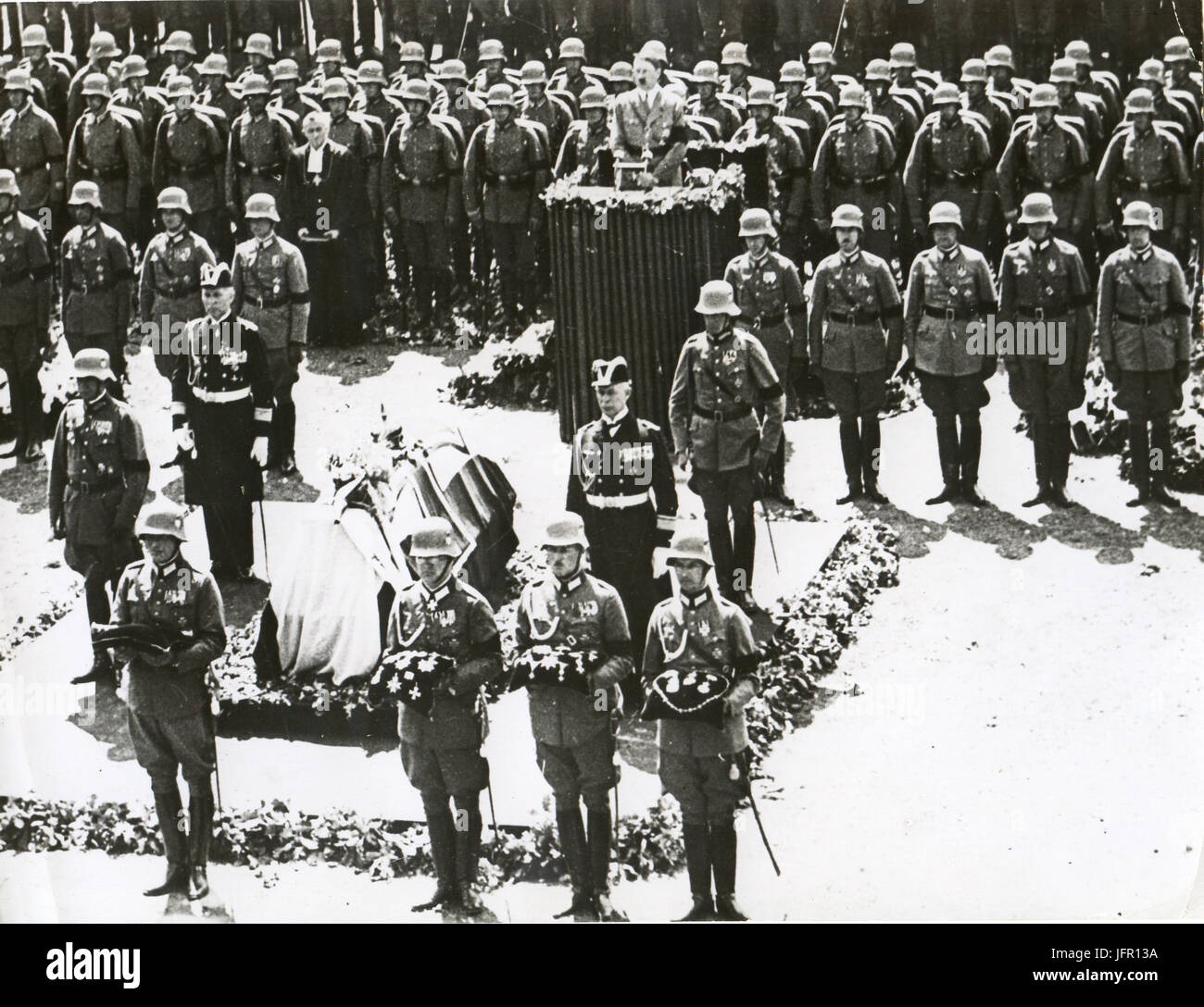 Le chancelier Adolf Hitler parlant aux funérailles d'état de Paul von Hindenburg à Tannenberg Château, 7 août 1934. Banque D'Images