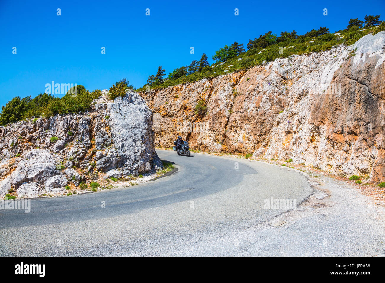 À grande vitesse moto sur route de montagne tour Banque D'Images