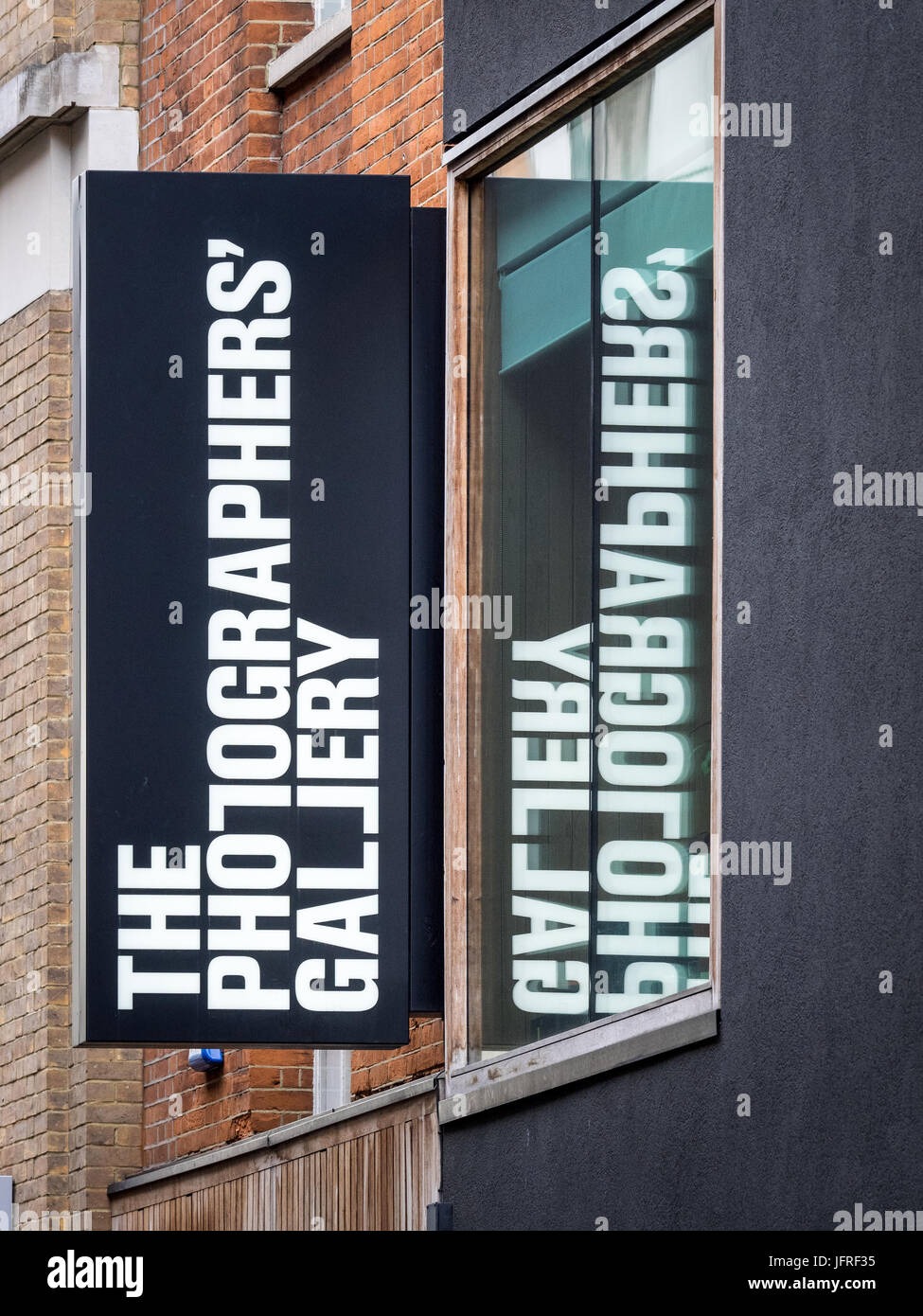 La Photographers Gallery Londres - les panneaux à l'extérieur de la Photographers Gallery à Ramillies Street, Central London Banque D'Images