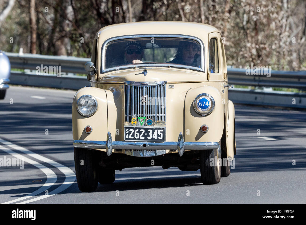 Vintage 1949 Ford Prefect Sedan la conduite sur des routes de campagne près de la ville de Birdwood, Australie du Sud. Banque D'Images