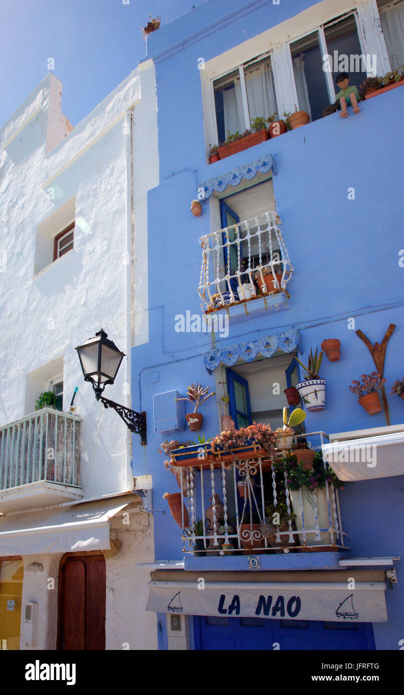 Façade bleue en vieille ville Pensicola, Costa del Azahar Banque D'Images