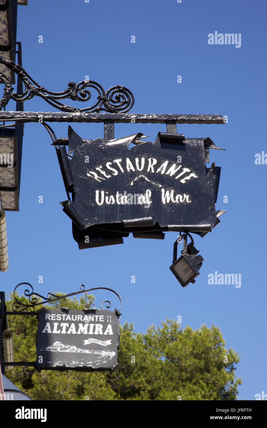 Restaurant des signes dans la vieille ville de Peniscola, Costa del Azahar, Castellon, Espagne Banque D'Images