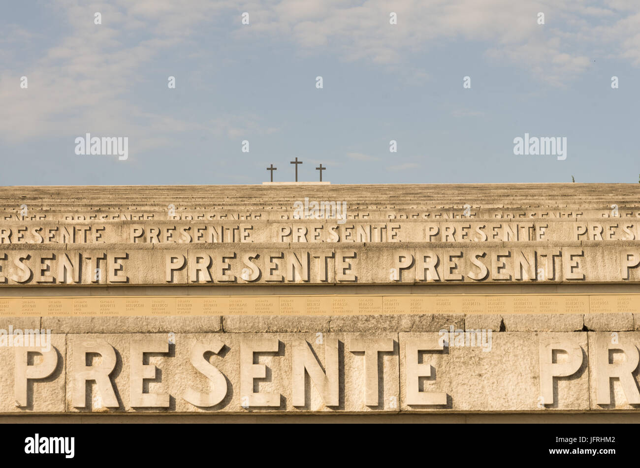 Le Mémorial de Redipuglia (Italie) dédié aux soldats qui sont tombés dans la PREMIÈRE GUERRE MONDIALE. Le mot 'presente' rappelle la réponse à un appel nominal Banque D'Images