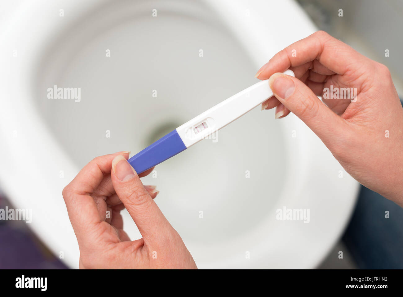 Woman holding test de grossesse positif. Banque D'Images
